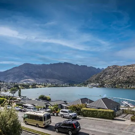 Marina Nest - Timeless & Majestic Kiwi Family Bach - Beautiful Lake Views Villa